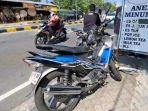 Kondisi-salah-satu-sepeda-motor-milik-korban-rusak-parah-setelah-tabrakan-di-Jalan-Raya-Magetan.jpg