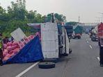 Kondisi-truk-bak-terbuka-bernopol-DK-8153-PZ-bermuatan-bawang-putih-yang.jpg