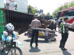 Kondisi-truk-kontainer-bermuatan-kayu-lapis-yang-terguling.jpg