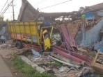 Kondisi-truk-saat-menabrak-rumah-di-Desa-Catak-Gayam.jpg