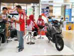 Konsumen-saat-kepincut-dengan-Honda-Stylo-160-dalam-pameran-Honda-AT-Family-Day.jpg