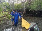 Korban-Mr-X-dievakuasi-petugas-dari-lokasi-tepatnya-diantara-pohon-mangrove-di-pantai-Labuhan.jpg