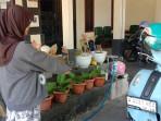 Korban-Zahra-saat-menunjukkan-lokasi-motor-miliknya-yang-hilang-dicuri-pelaku.jpg