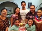 Krisdayanti-pamerkan-foto-bersama-kedua-anak-sambungnya-Dillah-dan-Athalia-Lemos.jpg