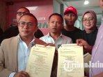 Kuasa-hukum-Yai-Mim-Agustian-Siagian-dan-Fakhruddin-Umasugi-menunjukkan-berkas-dua-laporan-tambahan.jpg