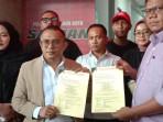 Kuasa-hukum-Yai-Mim-Agustian-Siagian-dan-Fakhruddin-Umasugi-saat-menunjukkan-berkas-dua-laporan.jpg