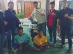 Kusnadi-Pitono-dan-Arif-Sugiyono-saat-diamankan-Polsek-Ambulu-Jember.jpg