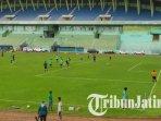 Laga-uji-coba-Arema-FC-vs-Persikoba-Batu-di-Stadion-Gajayana-Malang-berakhir-dengan-skor-telak-10-1.jpg