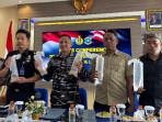 Lanal-Banyuwangi-menunjukkan-benur-hasil-sitaan-yang-diduga-akan-diselundupkan-secara-ilegal.jpg