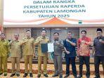Legislatif-dan-eksekutif-akhirnya-mensahkan-tujuh-Raperda-tahun-2025-menjadi-Perda-Lamongan.jpg