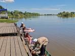 Ibu Hamil Sering Melahirkan di Perahu, Warga Sampai Beralih Pakai Perahu Ketimbang Lewat Jalan Rusak