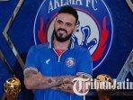 Lucas-Frigeri-kiper-baru-Arema-FC-yang-baru-saja-diperkenalkan-ke-publik.jpg