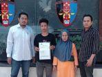 MH-didampingi-pengacara-dan-putranya-melaporkan-dua-penyidik-Polsek-Pabean-Cantikan.jpg