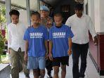 MS-dan-AD-digelendeng-masuk-ruang-tahanan-Polsek-Bubutan.jpg