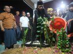 Mahfud-MD-saat-menyiram-air-bunga-di-atas-kuburan-Ibundanya-Siti-Khadijah-di-TPU-Dusun-Seccang.jpg