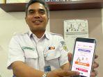 Manager-Humas-KAI-Daop-8-Luqman-Arif-saat-menunjukan-poster-Rekrutmen.jpg