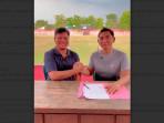 Manager-Persinga-Ngawi-Andri-Budi-Setyawan-kanan-menjalin-kesepakatan.jpg