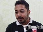 Manajer-Madura-United-Umar-Wachdin-di-Stadion-Gelora-Bangkalan-Madura.jpg