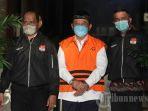 Mantan-Bupati-Sidoarjo-Saiful-Ilah-mengenakan-rompi-tahanan-usai.jpg