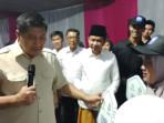 Maruarat-Sirait-saat-serahkan-kunci-rumah-subsidi-kepada-warga-Perumahan-Taman-Gading.jpg