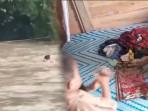Terjang Arus Sungai Demi Susu untuk Bayinya, Aksi Masita Malah Dikomentari BPBD 'Hanya Konten'