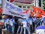 Massa-FSPMI-Tuban-saat-menggeruduk-Kantor-Pemkab-Tuban-Rabu-22112023.jpg