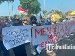 Massa-PMII-Cabang-Tuban-dan-PKL-menggelar-aksi-unjuk-rasa-di-depan-Kantor-pemkab-Tuban.jpg