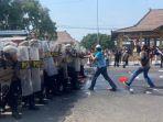Massa-Pendemo-Bentrok-Dengan-Polisi-di-Alun-alun-Ponorogo.jpg