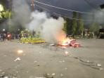 Massa-membakar-tenda-dan-melempar-bom-molotov-di-depan-Mapolres-Jember.jpg