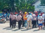 Massa-perwakilan-petambak-dari-6-kecamatan-saat-datang-ke-gudang-penyangga-pupuk.jpg