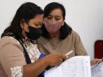 Masyarakat-antre-mengisi-aplikasi-untuk-mendapatkan-bantuan-modal-dari-Pemkot-Kediri.jpg