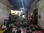 Material-longsor-yang-mengenai-rumah-Mitun-di-Desa-Pupus-Kecamatan-Ngebel-Kabupaten-Ponorogo.jpg