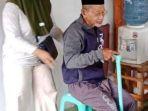 Mbah-Hadimi-jalan-kaki-13-km-tanpa-alas-kaki-demi-ambil-bansos.jpg