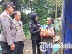 Mbah-Mujiyem-atau-Mbok-Yem-semringah-menerima-bantuan-paket-sembako-dari-Polres-Kediri.jpg