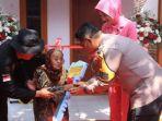 Mbah-Warih-saat-akhirnya-mendapatkan-bantuan-dari-polisi-di-peringatan-Hari-Bhayangkara.jpg