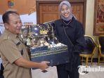 Megawati-Hangestri-Pertiwi-menyerahkan-percel-lebaran-ke-Bupati-Jember.jpg