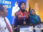 Megawati-Hangestri-Pratiwi-atlet-Voli-peraih-medali-SEA-Games-Terima-hadiah-dari-Bupati-Jember.jpg