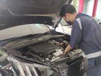 Mekanik-Astra-Peugeot-saat-mengecek-kondisi-tutup-radiator-pada-mobil-milik-salah-satu-konsumen.jpg