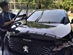 Mekanik-Astra-Peugeot-saat-mengecek-kondisi-wiper-di-mobil-konsumen.jpg