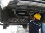 Mekanik-Astra-Peugeot-saat-sedang-menservis-mobil-milik-konsumen-Surabaya.jpg