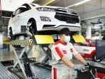 Mekanik-Auto2000-saat-sedang-menservis-mobil-milik-konsumen.jpg