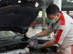 Mekanik-Auto2000-sedang-melakukan-perawatan-mobil-Toyota-milik-konsumen.jpg