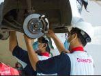 Mekanik-Daihatsu-saat-sedang-menservis-mobil-milik-konsumen.jpg