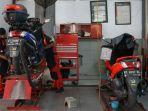 Mekanik-Yamaha-STSJ-saat-mengecek-air-radiator-pada-motor-konsumen.jpg