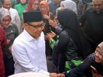 Menko-PM-Muhaimin-Iskandar-Gus-Imin-menyalami-warga-saat-meninjau-Ponpes-Al-Khoziny.jpg