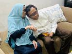 Menko-Polhukam-RI-Mahfud-MD-saat-mencium-tangan-Ibunya-sewaktu-temu-kangen-di-Surabaya.jpg
