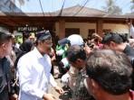 Mensos-Gus-Ipul-menyerahkan-helm-dan-jaket-kepada-ojek-Banyuwangi.jpg