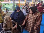 Mensos-Tri-Rismaharini-berbincang-dengan-pasien-yang-sudah-menjalankan-operasi-katarak.jpg