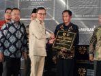 Menteri-P2MI-Abdul-Kadir-Karding-bersama-Bupati-Gresik-Gus-Yani.jpg