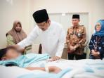 Menteri-Sosial-Saifullah-Yusuf-saat-menjenguk-Haikal.jpg